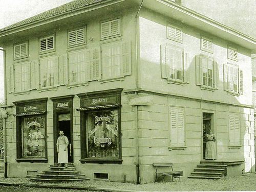 1913: Die Bäckerei Weibel an der Bahnhofstrasse Willisau mit Anton und Franziska Weibel.
